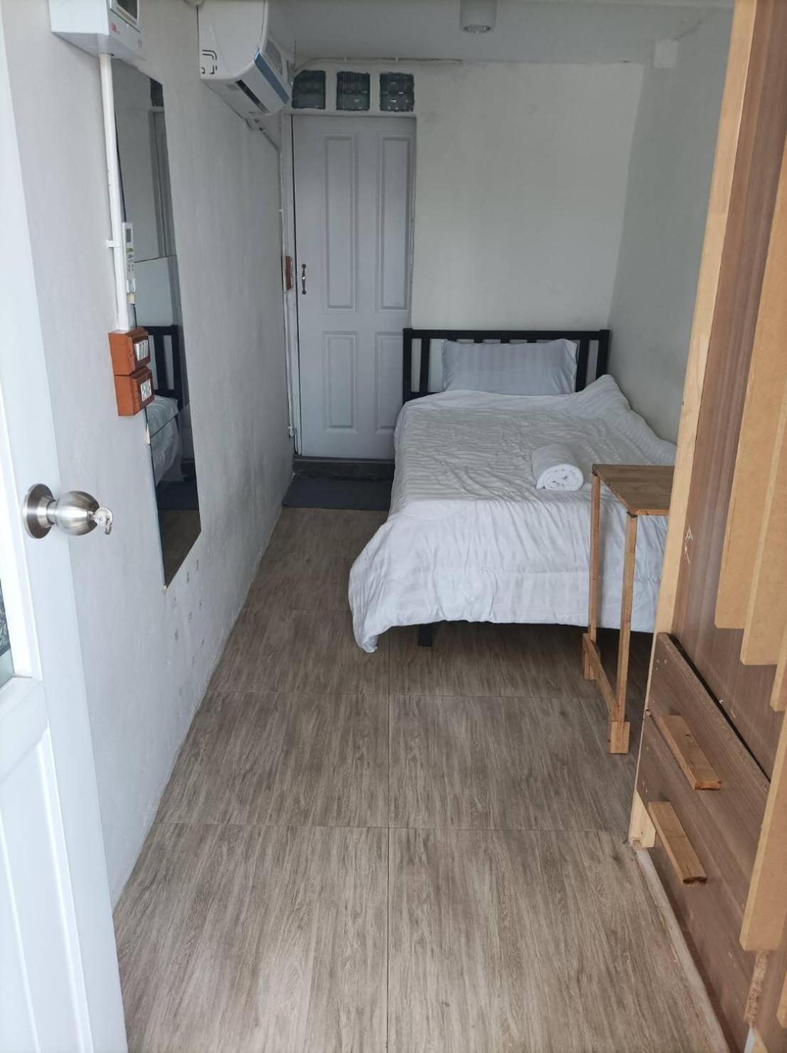 Chubby 9 Single Room Bangkok Exterior photo